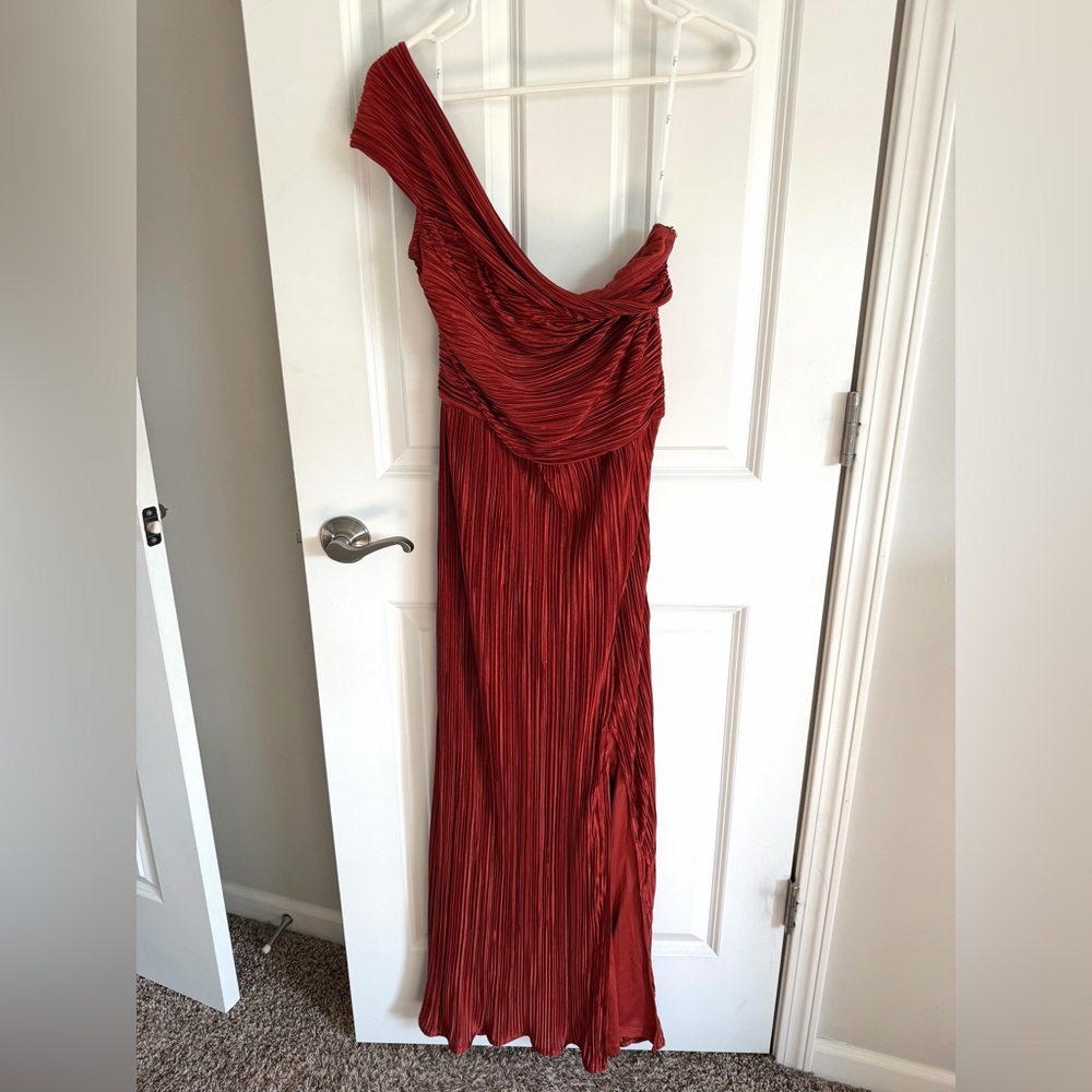 Lulus | Poised Performance Rust Red Plisse One-Shoulder Maxi Dress - Size Large